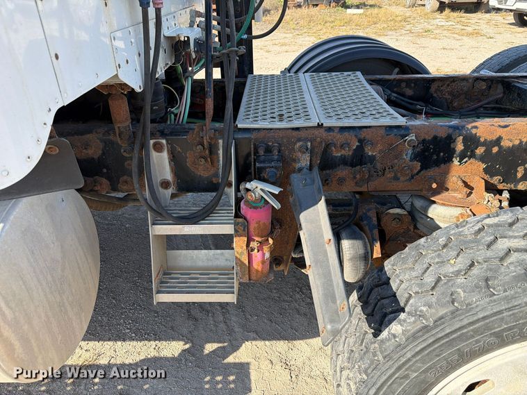 image for item FP3191 2005 Freightliner Columbia semi truck