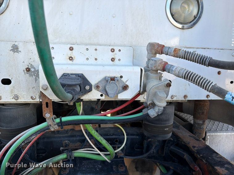 image for item FP3191 2005 Freightliner Columbia semi truck