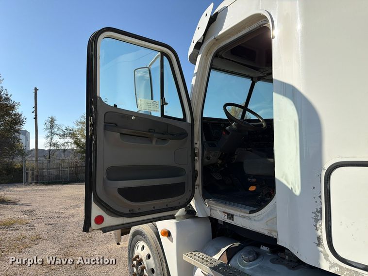 image for item FP3191 2005 Freightliner Columbia semi truck