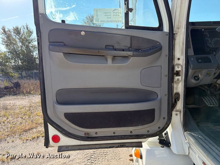 image for item FP3191 2005 Freightliner Columbia semi truck