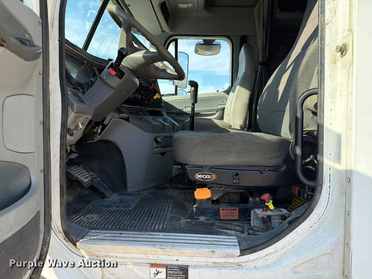 image for item FP3191 2005 Freightliner Columbia semi truck