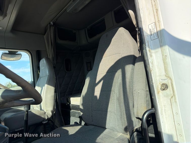 image for item FP3191 2005 Freightliner Columbia semi truck