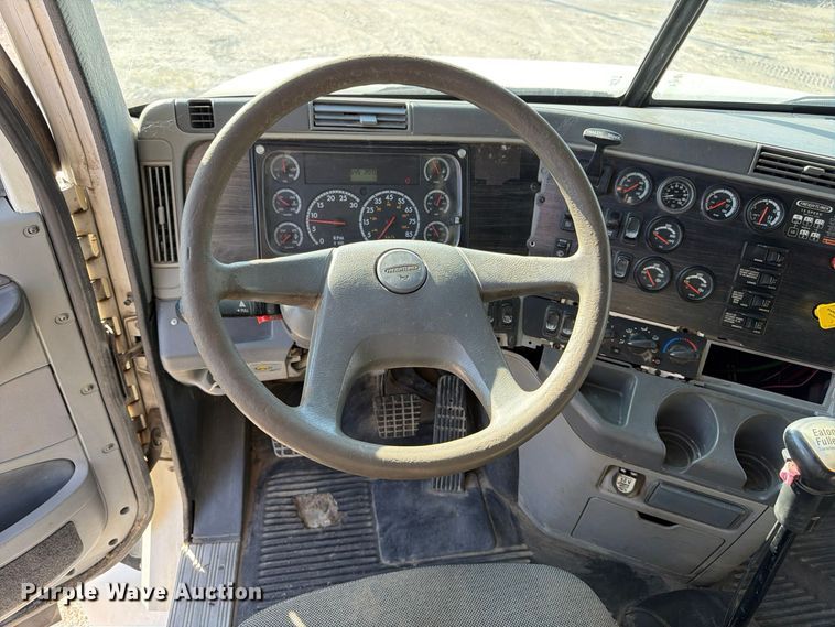 image for item FP3191 2005 Freightliner Columbia semi truck