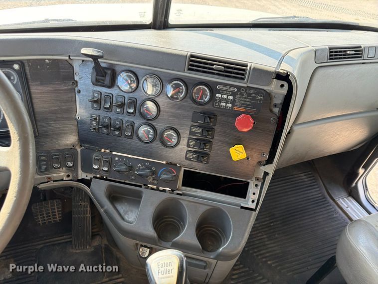 image for item FP3191 2005 Freightliner Columbia semi truck