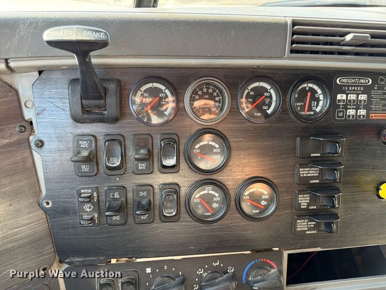 image for item FP3191 2005 Freightliner Columbia semi truck