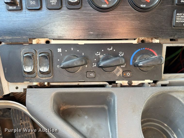 image for item FP3191 2005 Freightliner Columbia semi truck