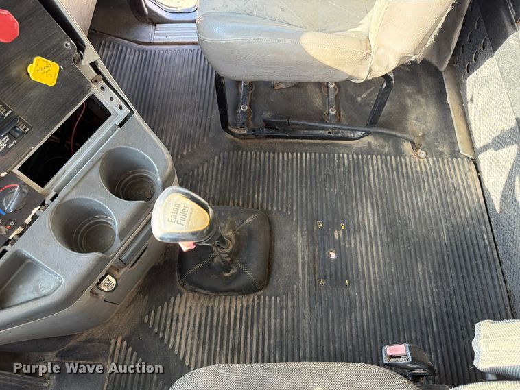 image for item FP3191 2005 Freightliner Columbia semi truck