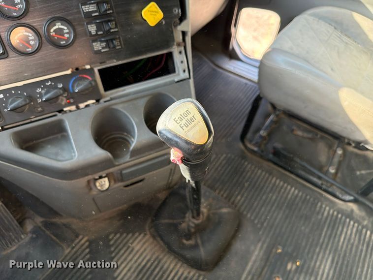 image for item FP3191 2005 Freightliner Columbia semi truck