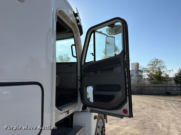 image for item FP3191 2005 Freightliner Columbia semi truck
