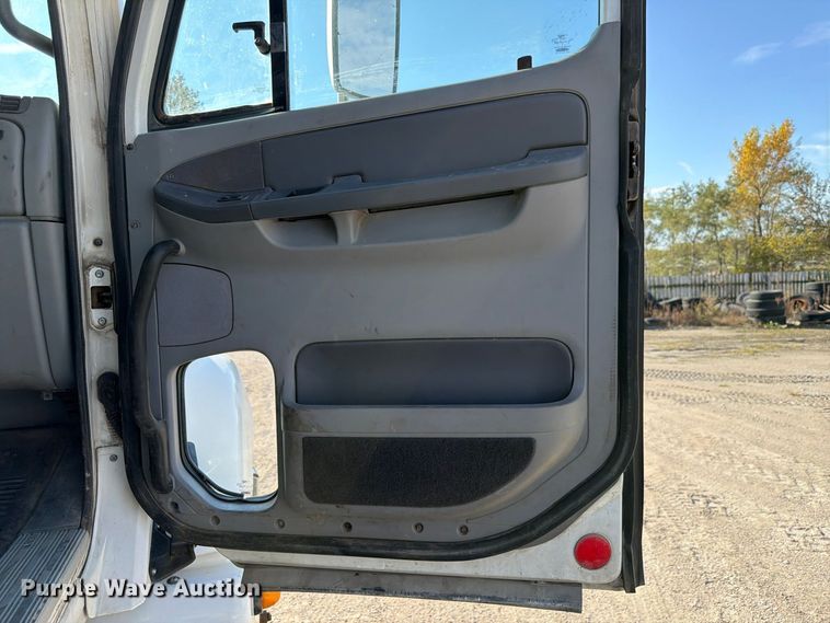 image for item FP3191 2005 Freightliner Columbia semi truck