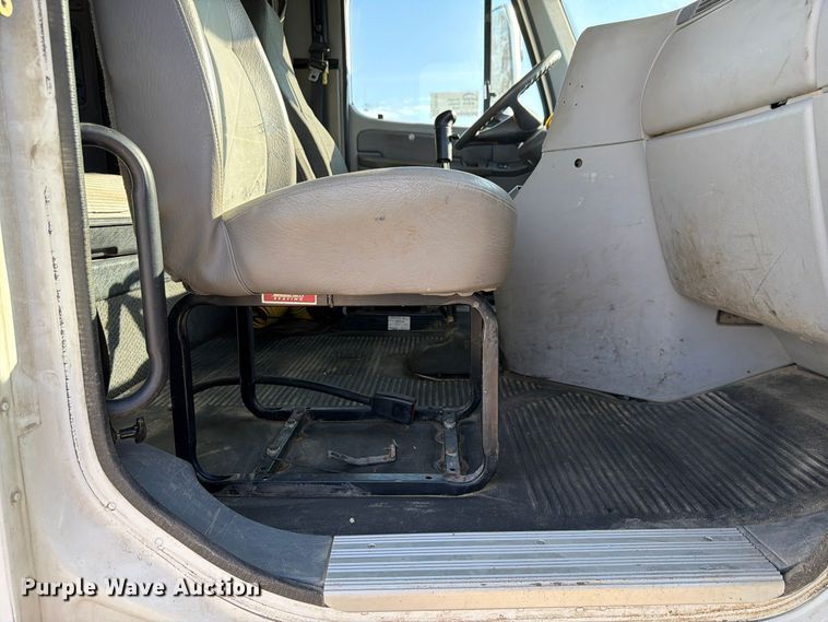 image for item FP3191 2005 Freightliner Columbia semi truck