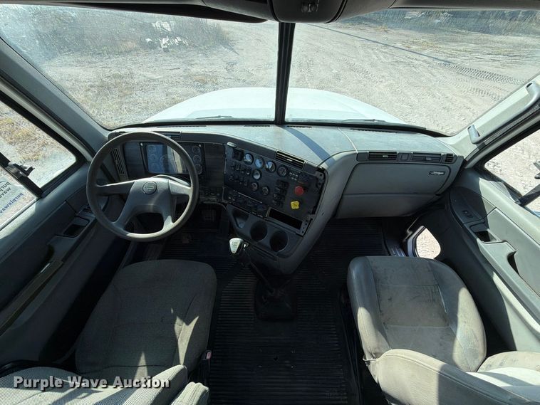image for item FP3191 2005 Freightliner Columbia semi truck