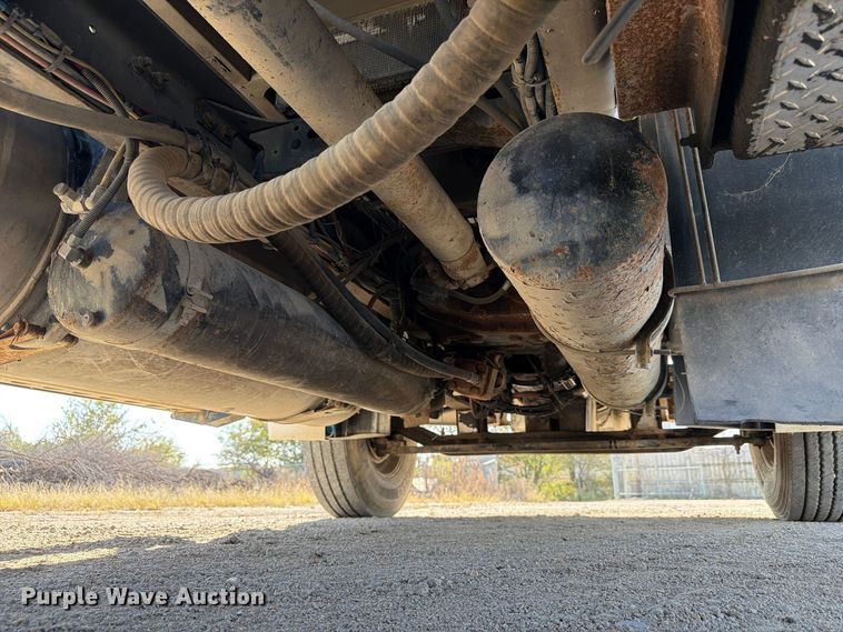 image for item FP3191 2005 Freightliner Columbia semi truck
