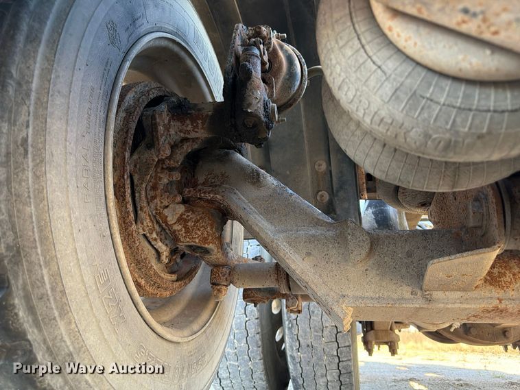 image for item FP3191 2005 Freightliner Columbia semi truck