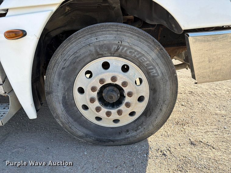 image for item FP3191 2005 Freightliner Columbia semi truck