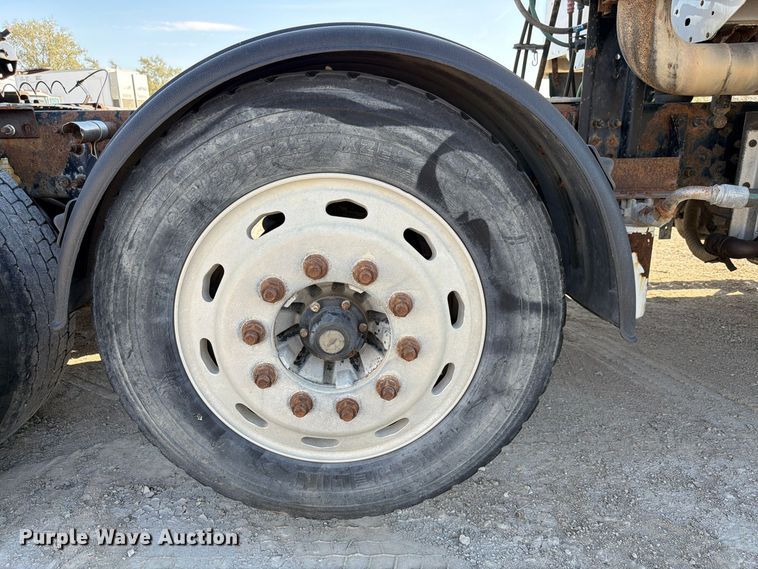 image for item FP3191 2005 Freightliner Columbia semi truck