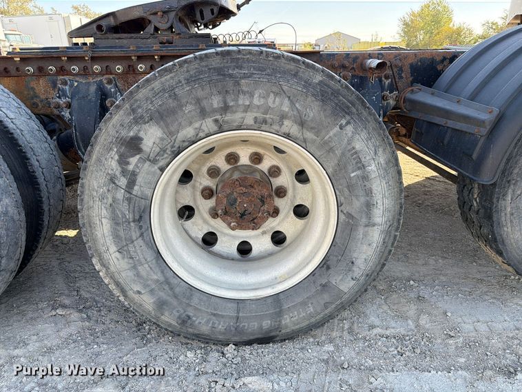 image for item FP3191 2005 Freightliner Columbia semi truck