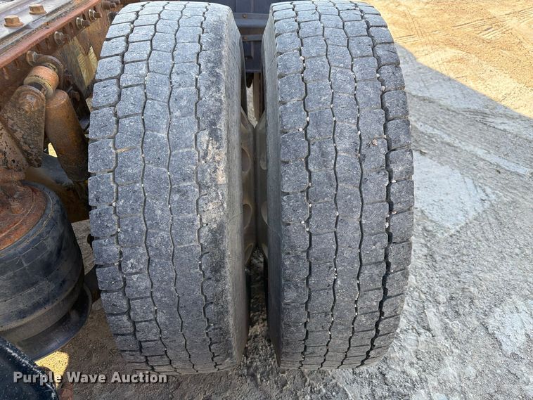 image for item FP3191 2005 Freightliner Columbia semi truck