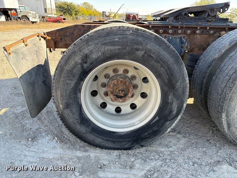 image for item FP3191 2005 Freightliner Columbia semi truck
