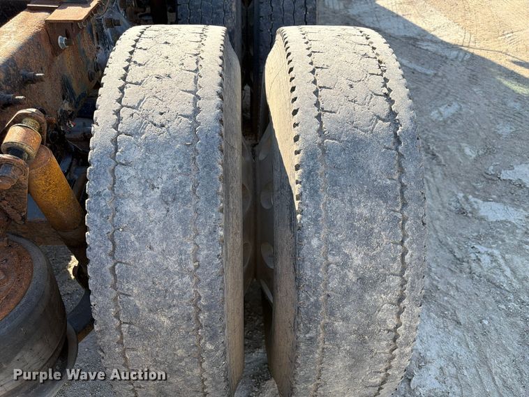 image for item FP3191 2005 Freightliner Columbia semi truck