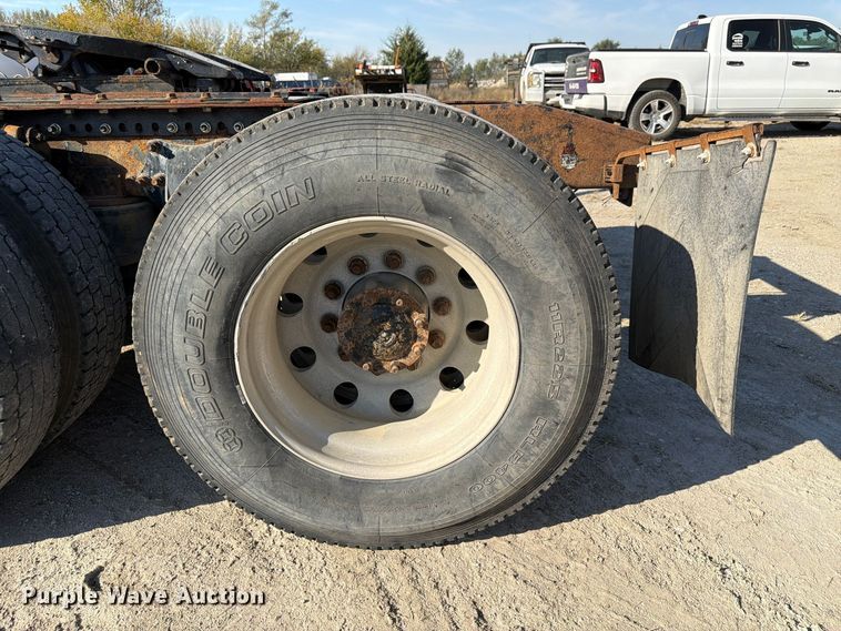 image for item FP3191 2005 Freightliner Columbia semi truck
