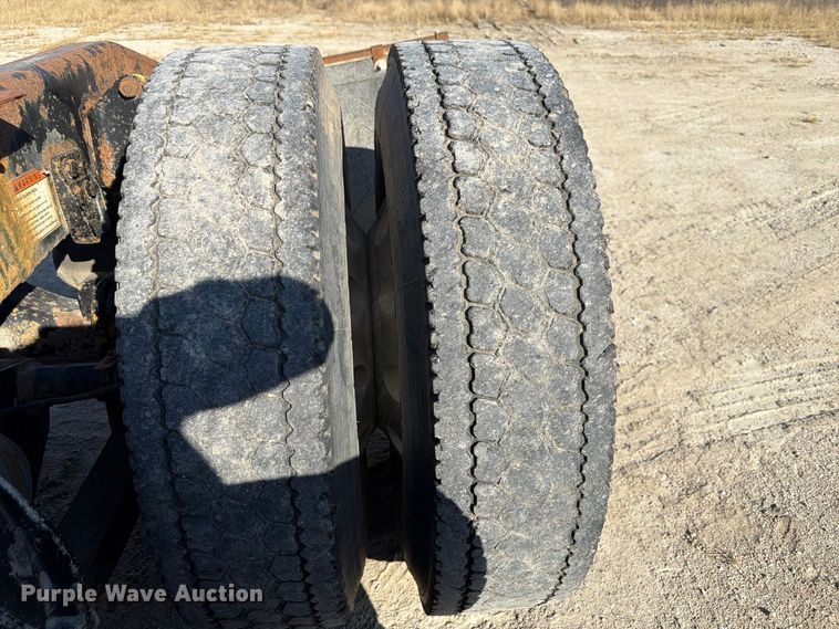 image for item FP3191 2005 Freightliner Columbia semi truck