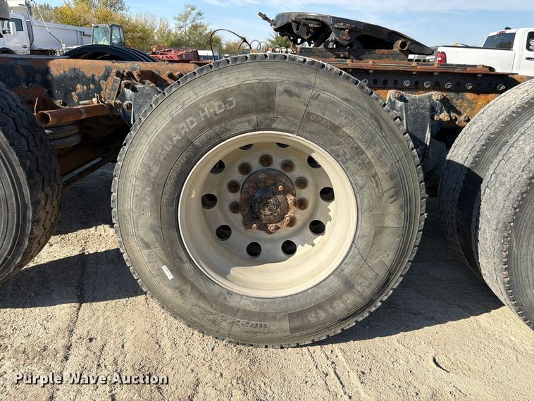 image for item FP3191 2005 Freightliner Columbia semi truck