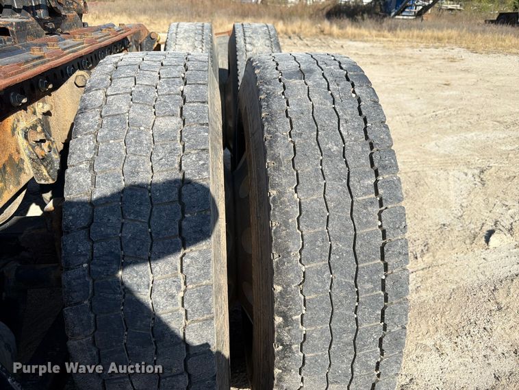 image for item FP3191 2005 Freightliner Columbia semi truck