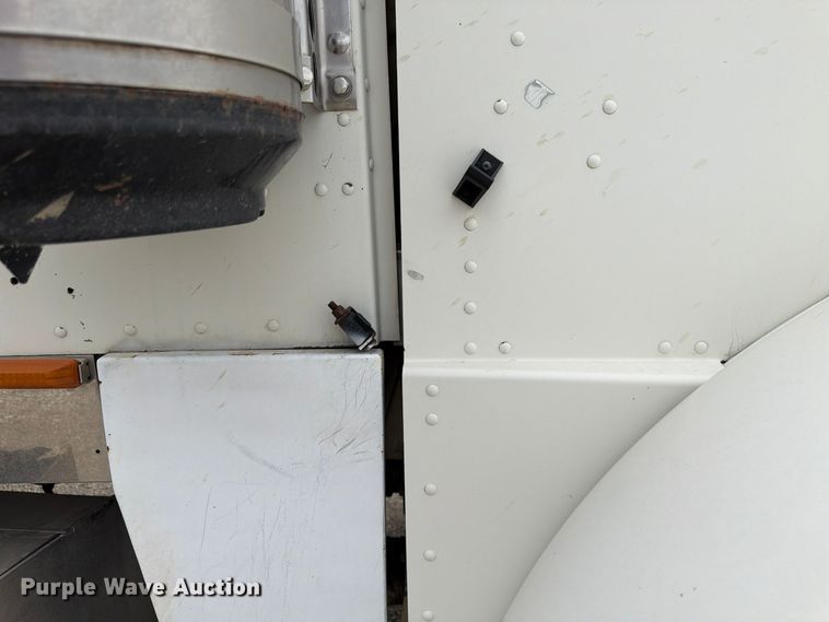 image for item FP3197 1995 Peterbilt 379 semi truck