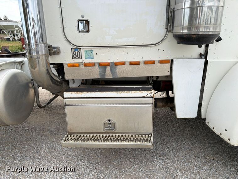 image for item FP3197 1995 Peterbilt 379 semi truck