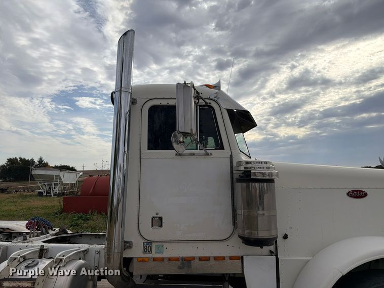 image for item FP3197 1995 Peterbilt 379 semi truck