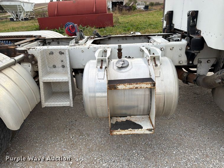 image for item FP3197 1995 Peterbilt 379 semi truck