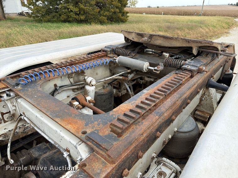 image for item FP3197 1995 Peterbilt 379 semi truck