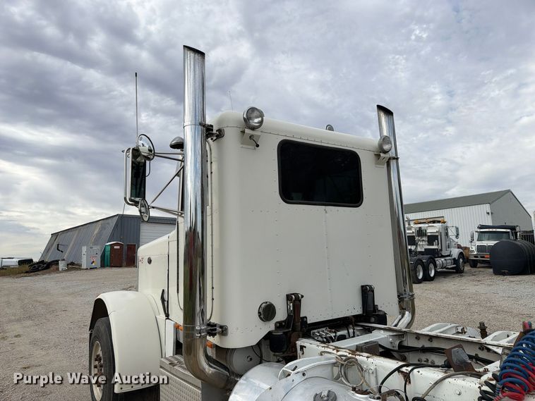 image for item FP3197 1995 Peterbilt 379 semi truck