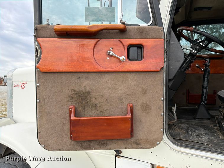 image for item FP3197 1995 Peterbilt 379 semi truck