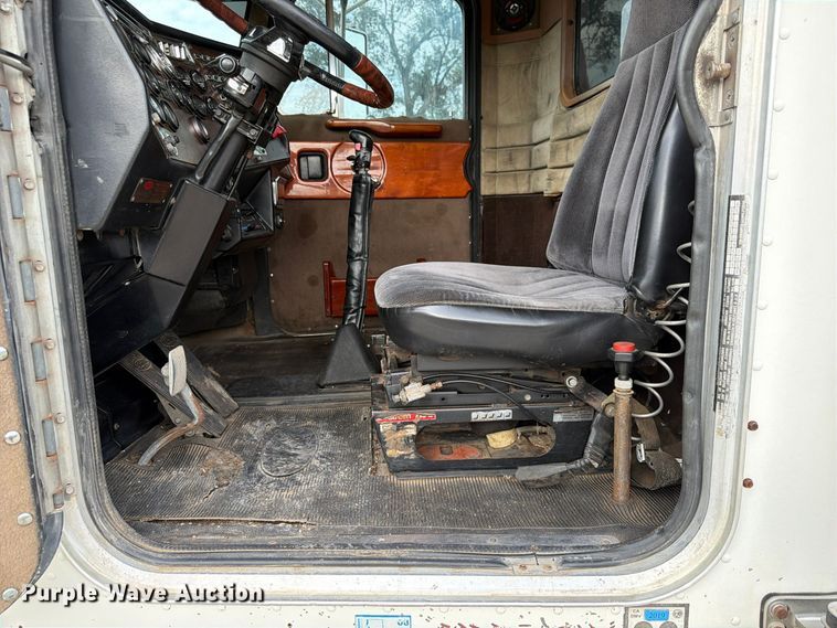 image for item FP3197 1995 Peterbilt 379 semi truck