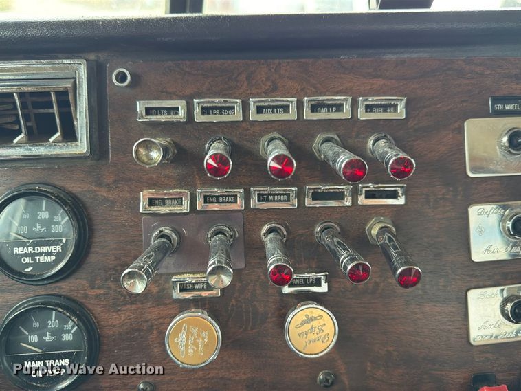image for item FP3197 1995 Peterbilt 379 semi truck