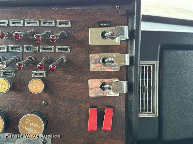 image for item FP3197 1995 Peterbilt 379 semi truck