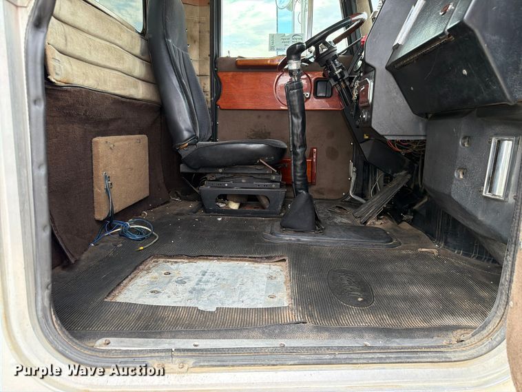 image for item FP3197 1995 Peterbilt 379 semi truck