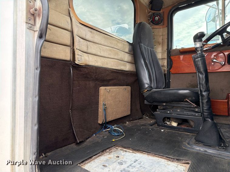 image for item FP3197 1995 Peterbilt 379 semi truck