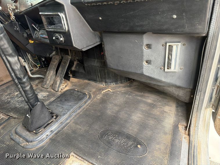 image for item FP3197 1995 Peterbilt 379 semi truck