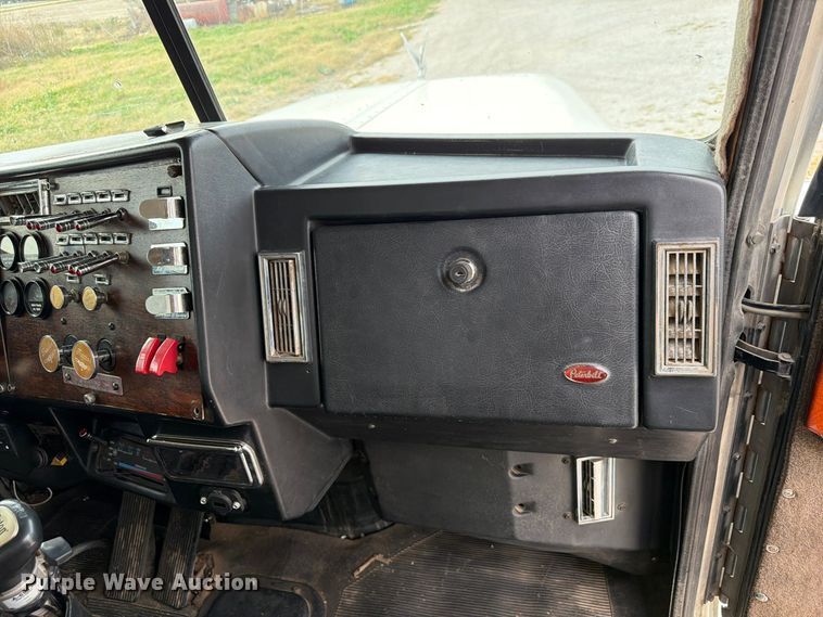 image for item FP3197 1995 Peterbilt 379 semi truck