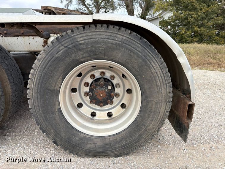 image for item FP3197 1995 Peterbilt 379 semi truck