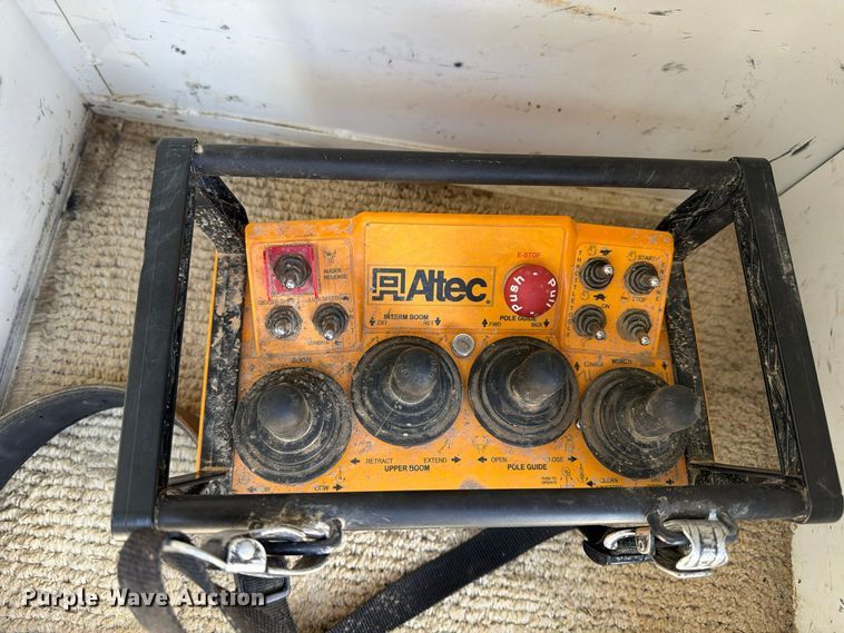 image for item FP3545 2011 International Workstar 7600 digger derrick truck