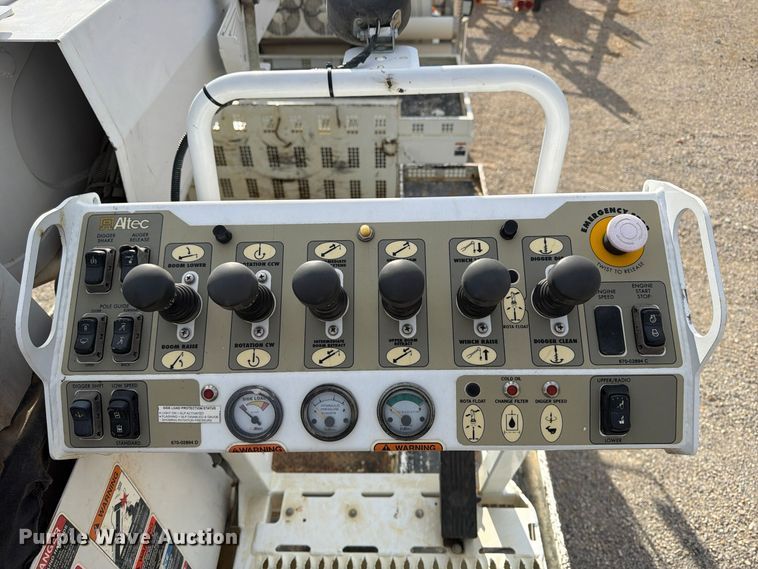 image for item FP3545 2011 International Workstar 7600 digger derrick truck