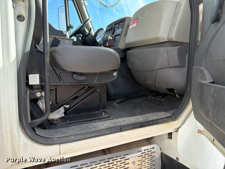 image for item FP3545 2011 International Workstar 7600 digger derrick truck