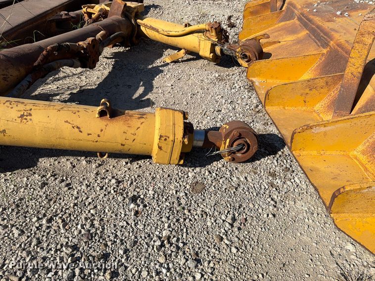 image for item FP4083 Caterpillar D9H blade