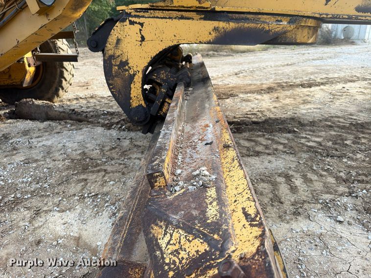 image for item FP4092 1994 John Deere 770B motor grader