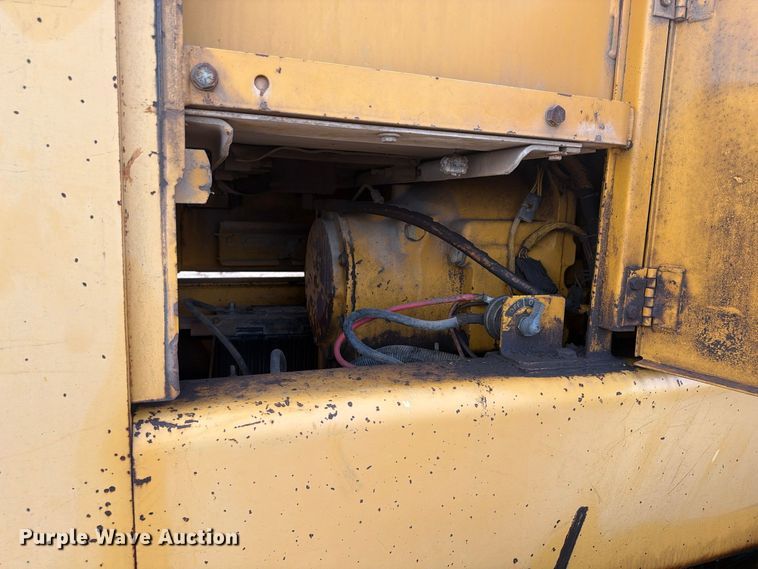 image for item FP4092 1994 John Deere 770B motor grader