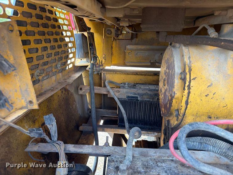 image for item FP4092 1994 John Deere 770B motor grader